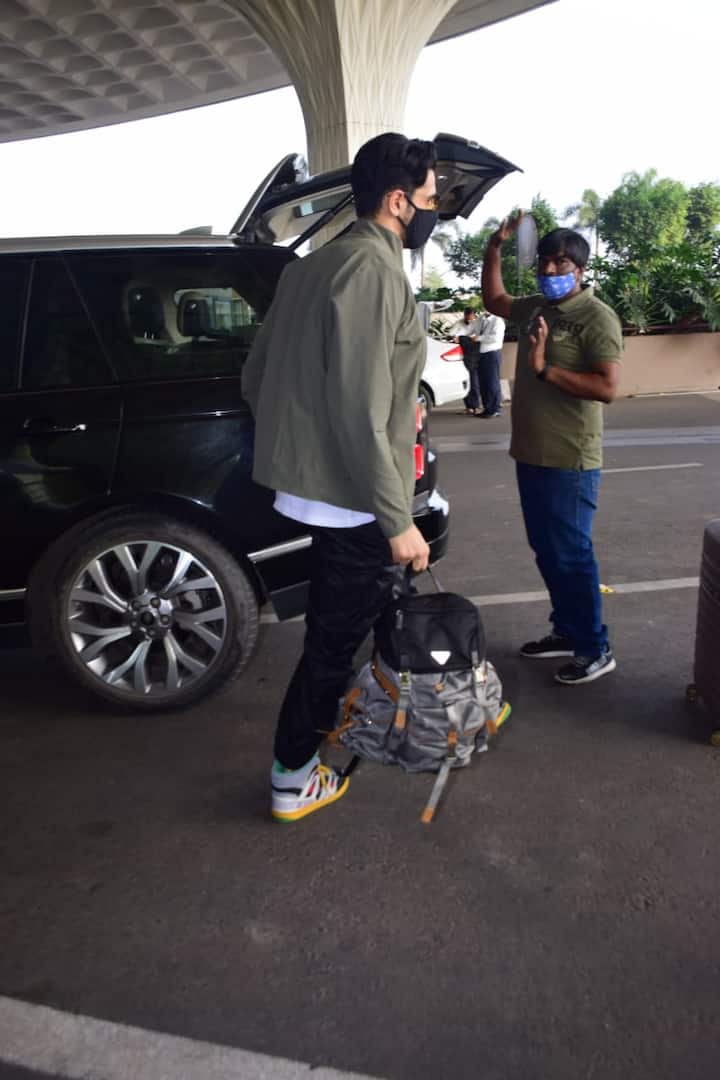 डेटिंग की खबरों के बीच एक बार फिर से सिद्धार्थ मल्होत्रा और कियारा एयरपोर्ट पर एक साथ आते हुए दिखे हैं.