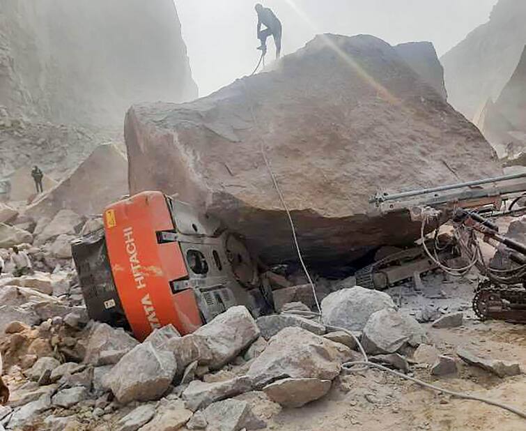 Bhiwani Landslide: 4 killed in landslide at Bhiwani mining site Bhiwani Landslide: भिवानी में चट्टान खिसकने से 4 लोगों की मौत, अब भी फंसे हैं कई लोग, बचाव कार्य जारी