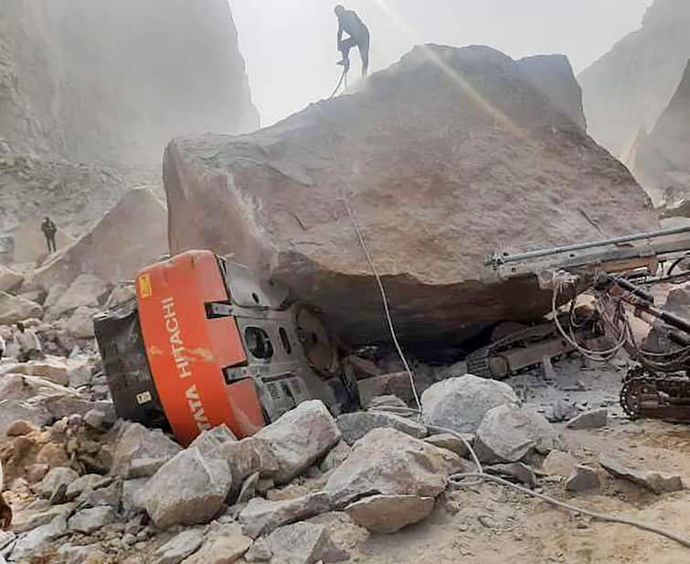 Bhiwani Landslide: भिवानी में चट्टान खिसकने से 4 लोगों की मौत, अब भी फंसे हैं कई लोग, बचाव कार्य जारी