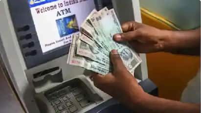 ATM Transaction Charges:নতুন বছরে এটিএম থেকে নগদ তুলতে গেলে অবশ্যই জেনে নিন এই গুরুত্বপূর্ণ বিষয়। এখন   থেকে এটিএম থেকে টাকা তোলার জন্য অতিরিক্ত চার্জ দিতে হবে। সম্প্রতি এই নির্দেশিকা জারি করেছে RBI।