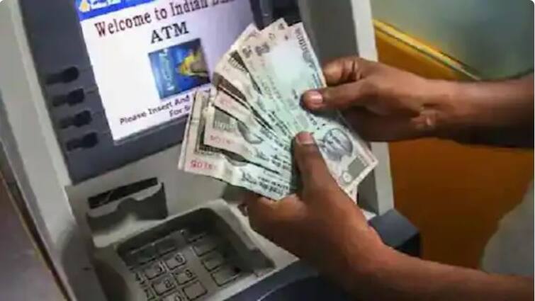 ATM Transaction Charges: নতুন বছরে বদলে গেল নিয়ম, এটিএম থেকে টাকা তুলতে জেনে নিন এই বিষয়