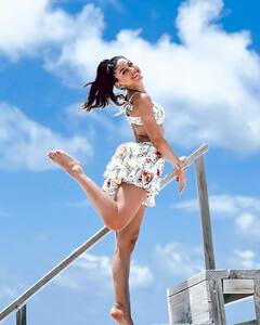 Alaya F Photos: Saif Ali Khan की ऑनस्क्रीन बेटी ने समंदर किनारे छोटी स्कर्ट पहन दिखाई अदाएं, तस्वीरों ने मचाया तहलका