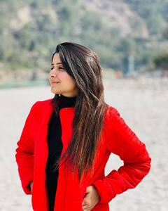 In Pics: বরফে ঢাকা চারিদিক, ছুটি কাটাতে ব্যস্ত অভিনেত্রী দেবচন্দ্রিমা