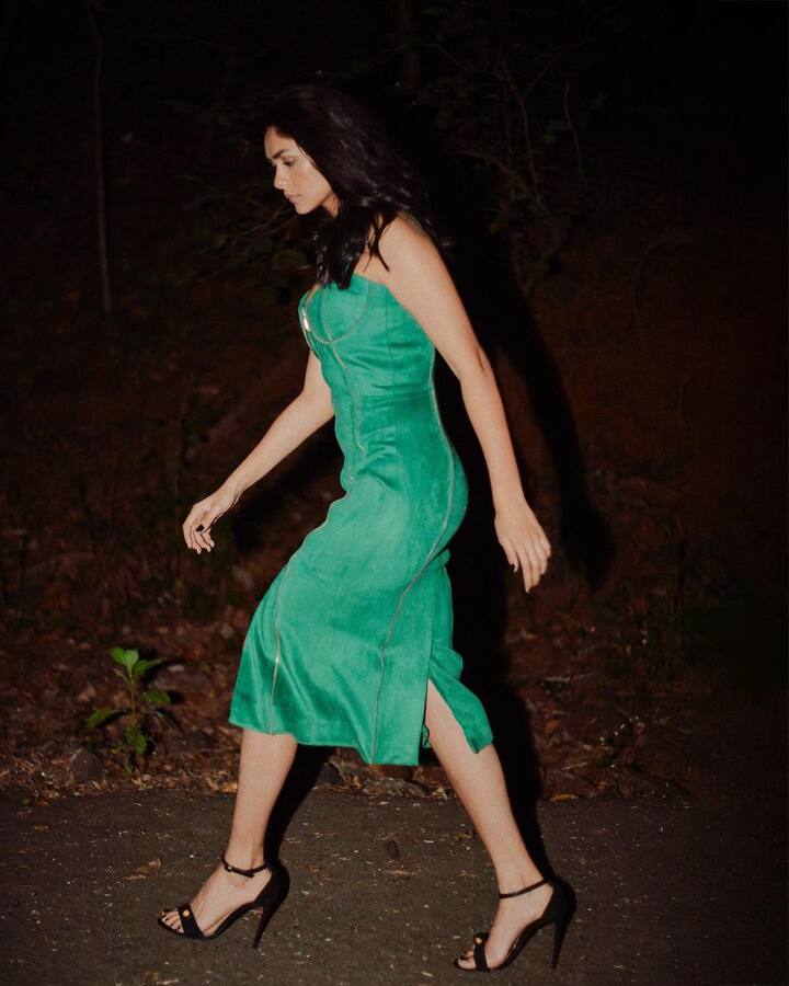 मृणालने लिहिले आहे, मला कोरोनाची लागण झाली आहे. मला सौम्य लक्षणे जाणवत असून सध्या मी स्वत:ला आयसोलेटेड केले आहे.(photo:mrunalthakur/ig)