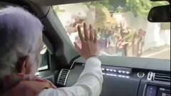 मेरठ पहुंचे PM Modi, सड़क किनारे लोगों का किया अभिवादन