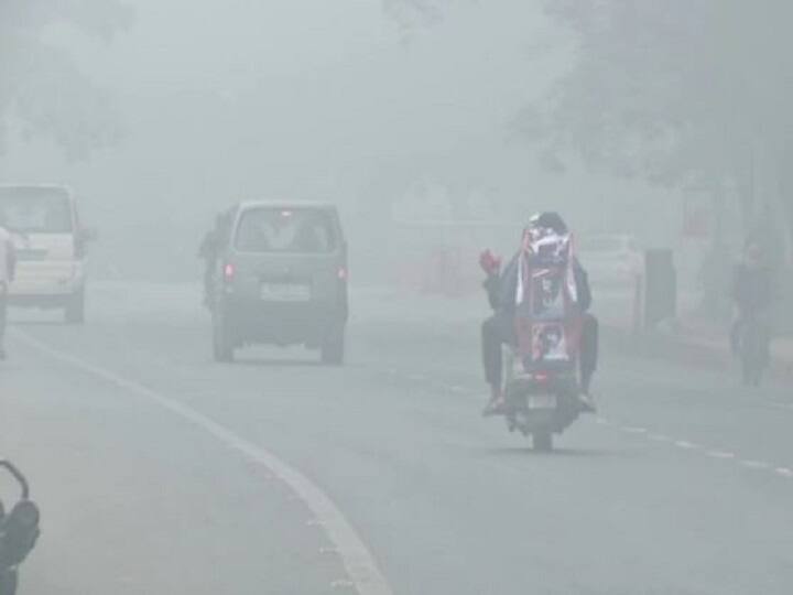 weather update dense fog will remain in delhi ncr for the next two three days snowfall continues in kashmir Weather Update: देशाच्या राजधानीत दाट धुके; उत्तर भारतात पावसाची शक्यता, महाबळेश्वरचा पारा 5 अंशावर