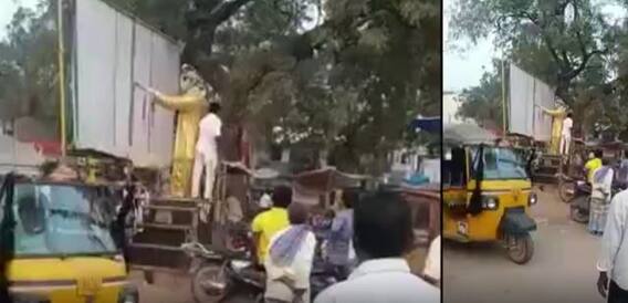 NTR Statue: అందరూ చూస్తుండగానే సుత్తితో ఎన్టీఆర్ విగ్రహంపై విధ్వంసకాండ