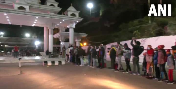 નવા વર્ષના પહેલા જ દિવસે જમ્મુ અને કાશ્મીરમાં વિશ્વવિખ્યાત માતા વૈષ્ણોદેવી મંદિરમાં શનિવારે પરોઢીયે અચાનક જ ધક્કામુક્કી થતાં ૧૨ લોકોનાં મોત નીપજ્યાં હતા જ્યારે ૧૫થી વધુને ઈજા પહોંચી હતી.