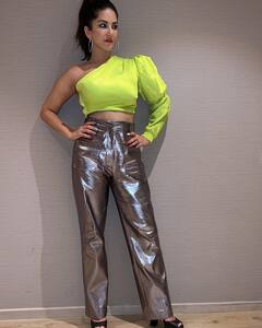 Sunny Leone Photos: शिमरी सिल्वर पेंट और क्रॉप टॉप पहने सनी लियोनी के इस स्टनिंग लुक ने बढ़ाया इंटरनेट का पारा, देखें तस्वीरें