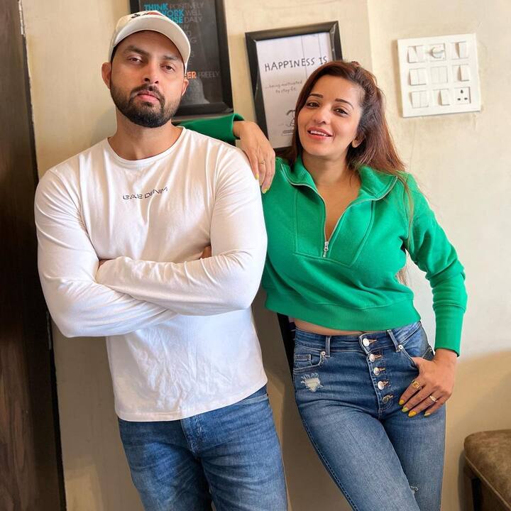 एक्ट्रेस के फैन्स तस्वीरों को काफी पसंद कर रहे हैं. उनकी पोस्ट को अभी तक करीब 20 हजार लाइक्स मिल चुके हैं. आपको बता दें कि मोनालिसा अभी तक कई सुपरहिट हिट फिल्मों में काम कर चुकी हैं. इनमें 'सुहाग','गंगा पुत्रा','घर वाली बाहर वाली','जिद्दी’ जैसी फिल्में शामिल हैं. इसके साथ ही वो टीवी रिएलिटी शो बिग बॉस 10 में भी नजर आ चुकी हैं.