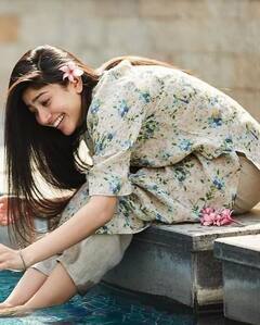 Actress sai pallavi : மலரோடு விளையாடும் மலர் டீச்சர்... சாய் பல்லவி ரீசென்ட் க்ளிக்ஸ்!