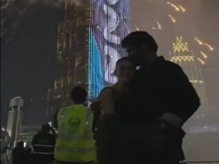 என் விரல் இடுக்குல உன் விரல் கெடக்கணும் நசுங்குற அளவுக்கு இறுக்கி நான் புடிக்கணும்