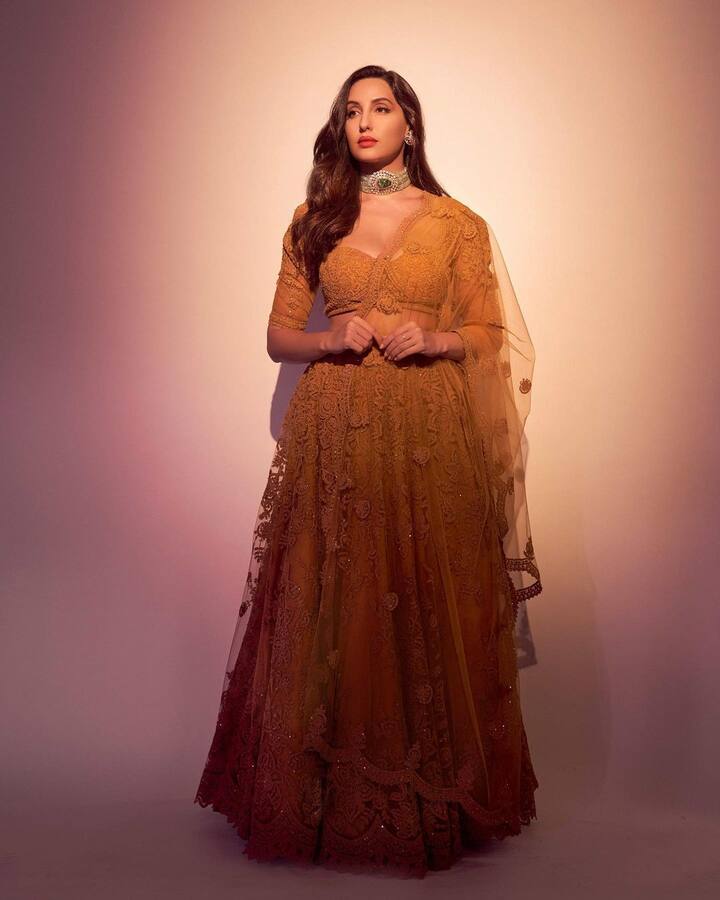 फिर चाहे अदा के कितने ही रंग क्यों ना दिखा दें. हर रंग में छा जाती हैं वो. नोरा फतेही के वाकई अंदाज ही निराले हैं. (फोटो – सोशल मीडिया)