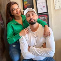 Monalisa New Year Celebration: भोजपुरी एक्ट्रेस Monalisa ने पति के साथ रोमांटिक अंदाज में सेलिब्रेट किया न्यू ईयर, सोशल मीडिया पर शेयर की तस्वीरें