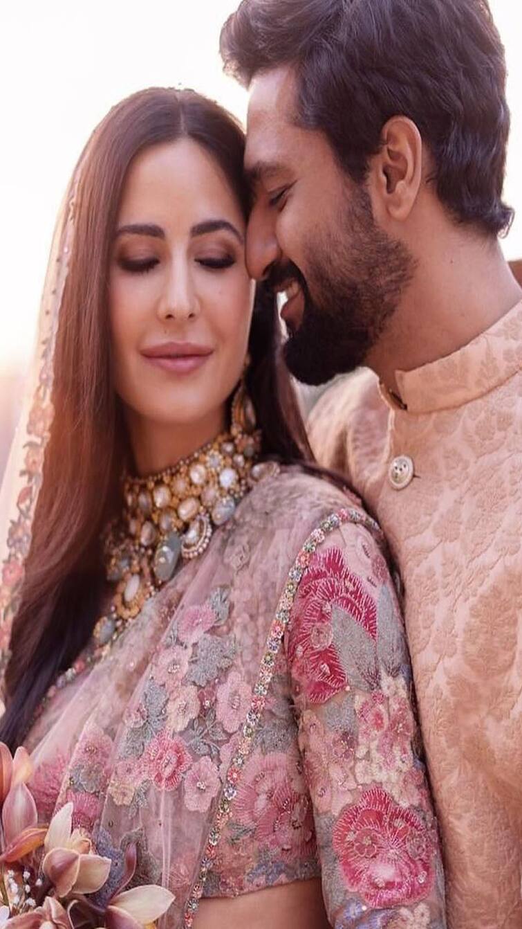 Katrina Kaif and Vicky Kaushal's wedding is a month old, Mrs. Kaushal especially in love with the looting husband Katrina Kaif ਤੇ Vicky Kaushal ਦੇ ਵਿਆਹ ਨੂੰ ਮਹੀਨਾ ਹੋਇਆ ਪੂਰਾ, ਮਿਸਿਜ਼ ਕੌਸ਼ਲ ਖਾਸ ਤਰ੍ਹਾਂ ਲੁਟਾ ਰਹੀ ਪਤੀ 'ਤੇ ਪਿਆਰ