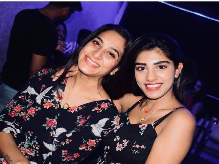 Surekha vani dancing with her daughter Supreetha Surekha Vani: పొట్టి గౌనులో దుమ్ములేపిన తల్లీ కూతుళ్లు...