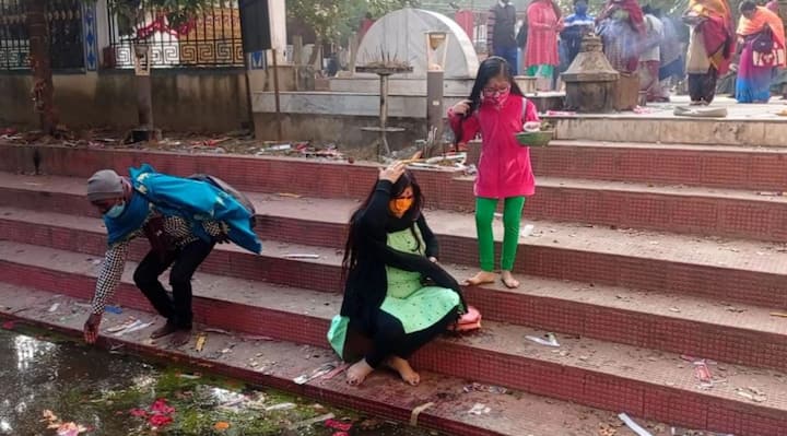 তাঁরা দূরত্ব-বিধির দিকটি নজরে রাখছেন।, সকলকে মাস্ক ব্যবহার জন্য অনুরোধ করা হচ্ছে। আজ সারাদিনই অমাবস্য়ার উপলক্ষে এই বিশেষ পুজো চলবে। সকালে মাকে স্নান করানো হয়েছে।
