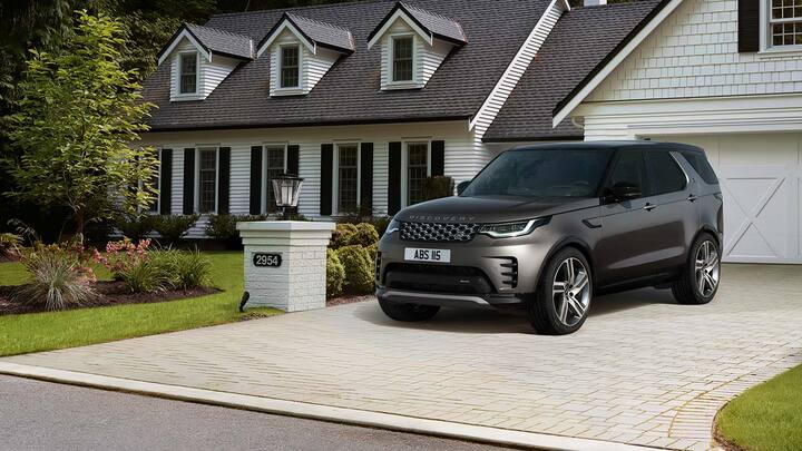 Land Rover Discovery: लैंड रोवल डिस्कवरी पेट्रोल और डीजल दोनों वेरिएंट में आती है. इसमें 2.0 लीटर का पेट्रोल इंजन और 3.0 लीटर का ही डीजल इंजन दिया गया है. ये ऑल व्हील ड्राइव के साथ आती है. इसकी शुरुआती कीमत 88.06 लाख रुपये है. इसकी टॉप स्पीड 209 किलोमीटर प्रति घंटा तक है.