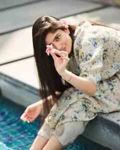 Actress sai pallavi : மலரோடு விளையாடும் மலர் டீச்சர்... சாய் பல்லவி ரீசென்ட் க்ளிக்ஸ்!