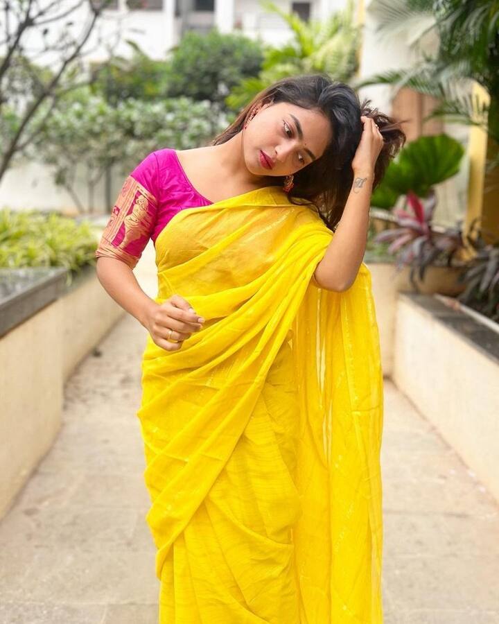 తన తెలంగాణ యాస, డాన్స్ లతో ప్రేక్షకులను ఆకట్టుకుంది. (Photo Courtesy: Instagram)