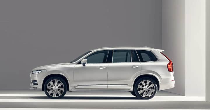 Volvo XC90: यह एक इलेक्ट्रिक हाइब्रिड कार है. इसमें 1969 सीसी का इंजन दिया गया है. यह एक पेट्रोल इंजन है. इसकी शुरुआती कीमत 90.90 लाख रुपये है. यह 4 कलर ऑप्शन में आती है. इसकी टॉप स्पीड 180 किलोमीटर प्रति घंटा तक है.