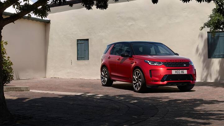 Land Rover Discovery Sport: लैंड रोवल डिस्कवरी स्पोर्ट्स पेट्रोल और डीजल दोनों वेरिएंट में आती है. इसमें 2.0 लीटर का पेट्रोल इंजन और 2.0 लीटर का ही डीजल इंजन दिया गया है. ये 4 व्हील ड्राइव के साथ आती है. इसकी शुरुआती कीमत 65.23 लाख रुपये है. इसकी टॉप स्पीड 209 किलोमीटर प्रति घंटा तक है.