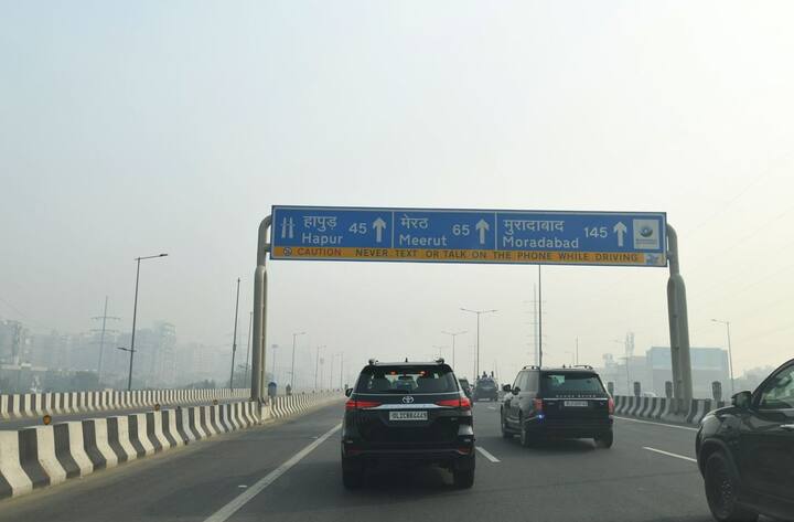 पीएम मोदी पहले हेलीकॉप्टर से मेरठ जाने वाले थे. लेकिन आखिरी वक्त में वो अपनी गाड़ी से दिल्ली-मेरठ एक्सप्रेस वे होते हुए मेरठ पहुंचे.