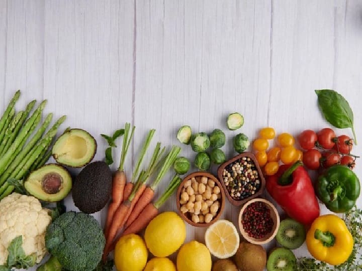 Health Tips: सर्दियों में बीमारियों को रखना है कोसों दूर, इन गर्म तासीर वाले फल-सब्जियों का करें सेवन