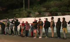 વૈષ્ણોદેવી મંદિરમાં દુર્ઘટના ભૂલીને ભક્તોએ મા ના દર્શન માટે લગાવી લાંબી લાઇન, જુઓ તસવીરો