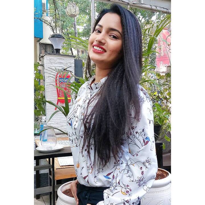 'फँड्री' चित्रपटात अत्यंत साधी दिसणारी राजेश्वरी आता मात्र ग्लॅमरस आणि हॉट अंदाजात चाहत्यांसमोर आली आहे(Photo : @Rajeshwari Kharat/FB)