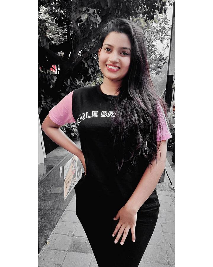 राजेश्वरी सोशल मीडियावर प्रचंड सक्रिय असते. ती नेहमी आपले सुंदर फोटो सोशल मीडियावर शेअर करत असते. (photo courtesy : @rajeshwariofficial instagram)