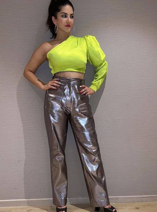 ਸੰਨੀ ਲਿਓਨ ਨੇ ਆਪਣੀਆਂ ਕੁਝ ਤਾਜ਼ਾ ਤਸਵੀਰਾਂ ਇੰਸਟਾਗ੍ਰਾਮ 'ਤੇ ਸ਼ੇਅਰ ਕੀਤੀਆਂ ਹਨ। ਇਨ੍ਹਾਂ ਤਸਵੀਰਾਂ 'ਚ ਸੰਨੀ ਸਿਲਵਰ ਸ਼ਾਹਾਨੀ ਪੇਂਟ ਅਤੇ ਕ੍ਰੌਪ ਟਾਪ ਪਹਿਣੇ ਨਜ਼ਰ ਆ ਰਹੀ ਹੈ।