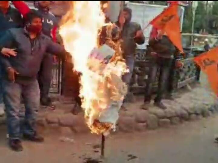 Jabalpur arrest of Kalicharan Maharaj Hinduist organization protested CM Bhupesh Baghel's effigy ANN Jabalpur News: जबलपुर में लगे 'गोडसे जिंदाबाद' के नारे, हिंदू सेवा परिषद के कार्यकर्ताओं ने फूंका भूपेश बघेल का पुतला