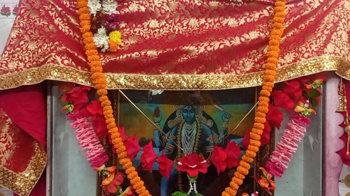 সকলেরই মুখে মাস্ক রয়েছে, পাশাপাশি শান্তিনিকেতন থানার দুই ভলান্টিয়ার নিয়োগ করা হয়েছে।