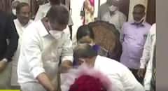 JC Kishore Kumar: న్యూఇయర్ వేడుకల్లో మంత్రి కాళ్లకు మొక్కిన జేసీపై విమర్శల జడి