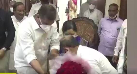 JC Kishore Kumar: న్యూఇయర్ వేడుకల్లో మంత్రి కాళ్లకు మొక్కిన జేసీపై విమర్శల జడి