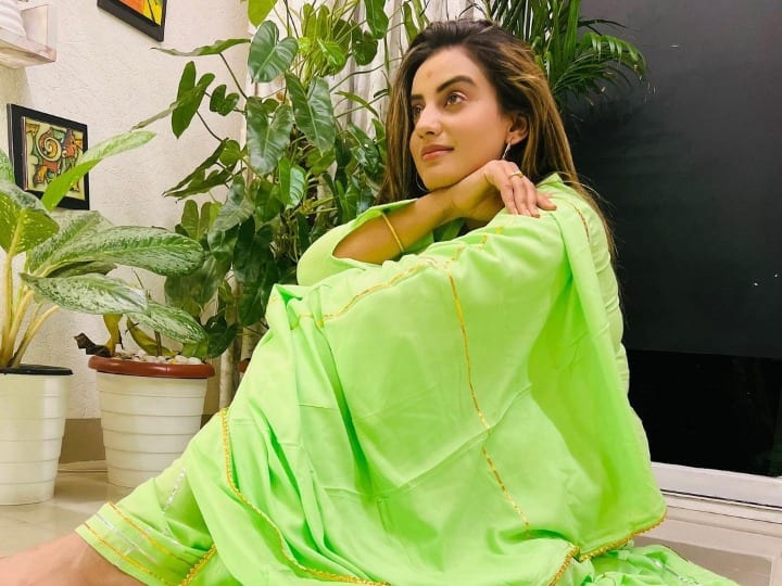 actress akshara singh new bhojpuri song laung laachi viral on internet 'Laung Laachi'નુ ભોજપુરી વર્ઝન સાંભળીને ઝૂમી ઉઠશો તમે, વાયરલ થયુ Akshara Singhનુ રૉમેન્ટિક ગીત