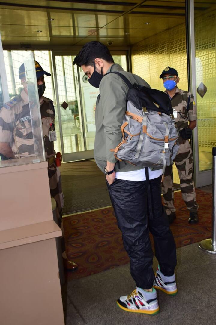 वहीं सिद्धार्थ मल्होत्रा ने भी न्यू ईयर वेकेशन से जो तस्वीरें शेयर की थीं वो भी वाइल्ड लाइफ सफारी के दौरान की थीं.