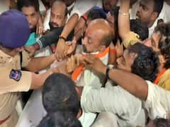 Karimnagar: కరీంనగర్ లో హైడ్రామా... బండి సంజయ్ జాగరణ దీక్ష భగ్నం... అరెస్టు చేసిన పోలీసులు