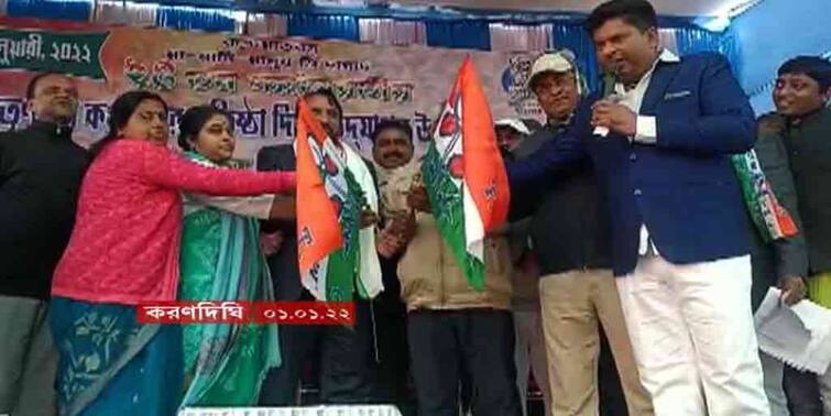 North Dinajpur Karandighi, Itahar BJP leaders and Workers joins TMC North Dinajpur News: উত্তর দিনাজপুরে বিজেপিতে বড়সড় ভাঙন, এক ঝাঁক নেতাকর্মী যোগ দিলেন তৃণমূলে