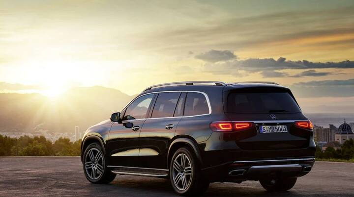 Mercedes-Benz GLS: यह पेट्रोल और डीजल दोनों वेरिएंट में आती है. इसमें 3.0 लीटर का पेट्रोल इंजन और 3.0 लीटर का ही डीजल इंजन दिया गया है. ये 4 व्हील ड्राइव के साथ आती है. इसकी शुरुआती कीमत 1.09 करोड़ रुपये है. इसकी टॉप स्पीड 248 किलोमीटर प्रति घंटा तक है.