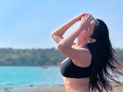 Sonal Chauhan Photos: బీచ్ ఒడ్డున బికినీలో అందాల విందు చేస్తున్న సోనాల్ చౌహాన్