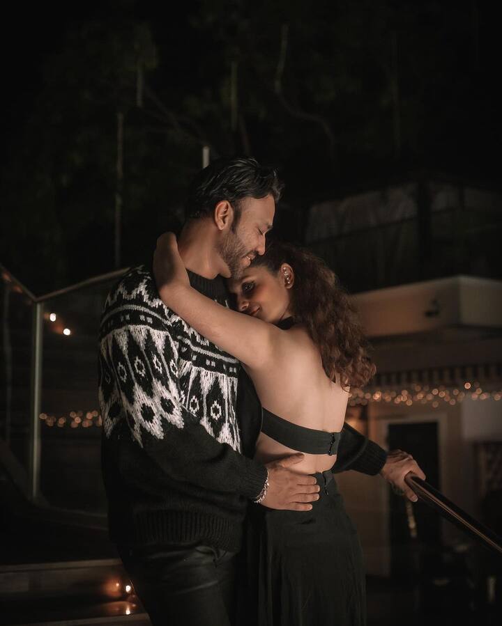 यात दोघांचा रोमॅंटिक अंदाज दिसून येतोय. (Ankita Lokhande/Instagram)