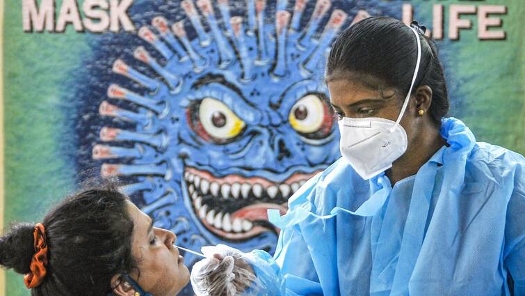 coronavirus cases today india reports 27553 new cases and 284 deaths in the last 24 hours, Omicron cases 1525 India Coronavirus Update: দেশে ফের এক লাফে অনেকটাই বাড়ল করোনায় দৈনিক সংক্রমণ, ওমিক্রন আক্রান্তের সংখ্যা ১,৫২৫