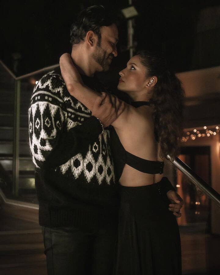 या फोटोमध्ये दोघे काळया रंगाच्या आऊटफिट्समध्ये दिसत आहेत. (Ankita Lokhande/Instagram)