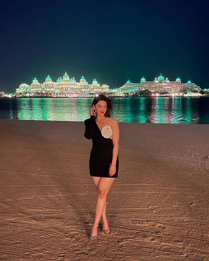 బ్లాక్ అండ్ వైట్ డ్రెస్‌లో అందాల చందమామాలా మెరిసిపోతోంది. (Image credit: Mehreen Pirzada/Instagram)