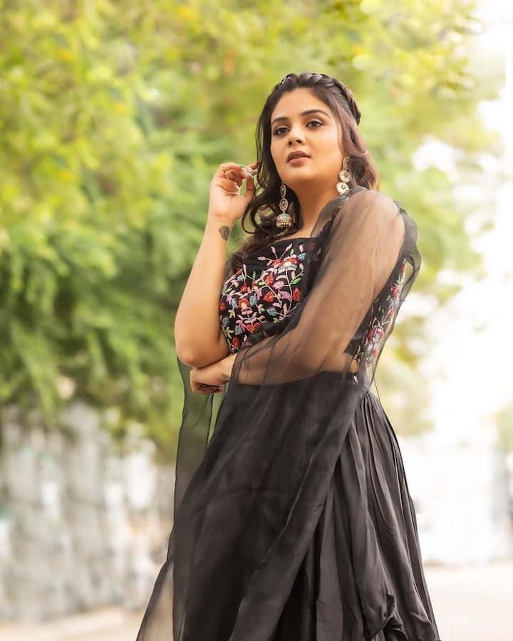 హీరోయిన్ అవుదామని ఇండస్ట్రీకి వచ్చిన శ్రీముఖి బుల్లితెరపై రాములమ్మ బిరుదు సొంతం చేసుకుని కెరీర్లో దూసుకుపోతోంది.