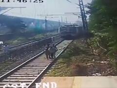 Watch: रेलवे ट्रैक पर लेट गया शख्स, ट्रेन ड्राइवर की सूझबूझ ने बचाई व्यक्ति की जान!