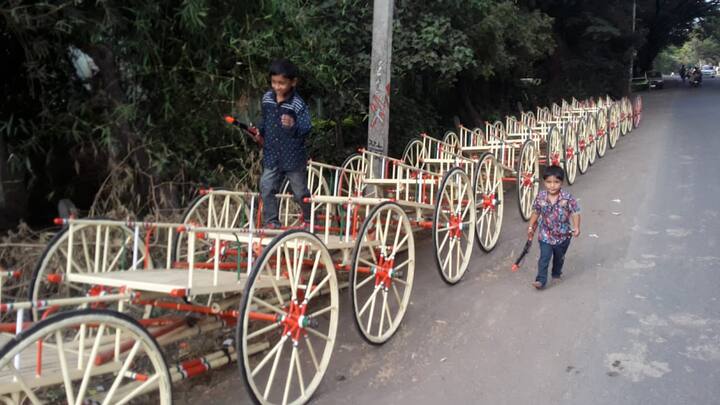 सध्या महाराष्ट्रात शर्यतीच्या बैलजोडींना मागणी वाढली आहे.