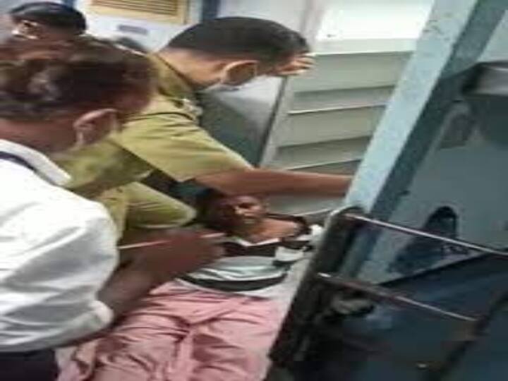 Kerala : டிக்கெட்டை தேடிய பயணி...! பூட்ஸ் காலால் நெஞ்சில் எட்டி உதைத்த போலீஸ் ..!